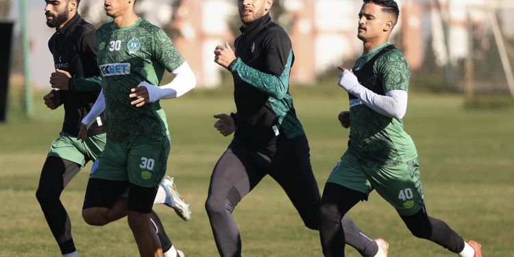 عملية جراحية تبعد حارس الرجاء عن الملاعب