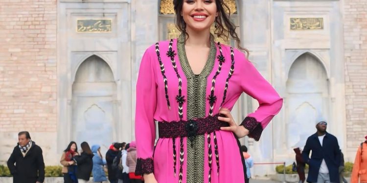 الفنانة التركية غاي تورغوت تُعبر عن حبها الدائم للقفطان المغربي