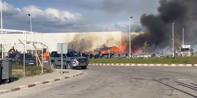 اندلاع حريق مهول بمصنع للعجلات بطنجة
