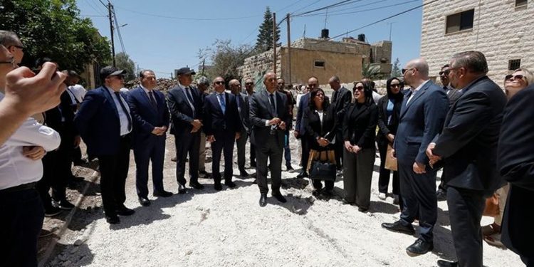 الجيش الإسرائيلي يطلق النار على موكب دبلوماسي يشارك فيه السفير المغربي