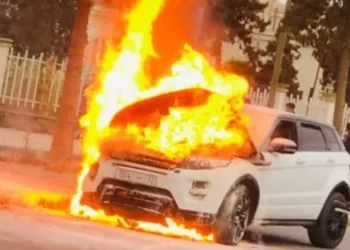 اندلاع حريق مهول يلتهم سيارة بمدينة القنيطرة
