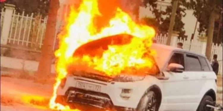 اندلاع حريق مهول يلتهم سيارة بمدينة القنيطرة