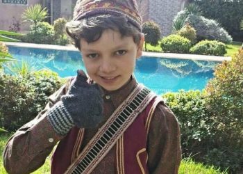 بالصور..بطل “مقطوع من شجرة” يرزق بمولوده الأول