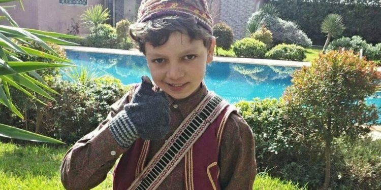 بالصور..بطل “مقطوع من شجرة” يرزق بمولوده الأول