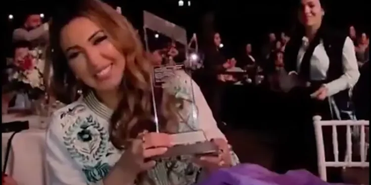 أسماء لمنور تتوج بجائزة أفضل مطربة عربية في جوائز DAF BAMA