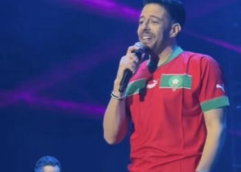مرتدياً قميص المنتخب المغربي “حماقي” يُشعل أجواء موازين
