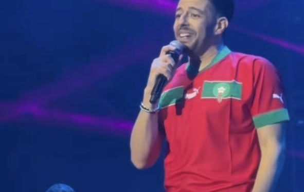 مرتدياً قميص المنتخب المغربي “حماقي” يُشعل أجواء موازين