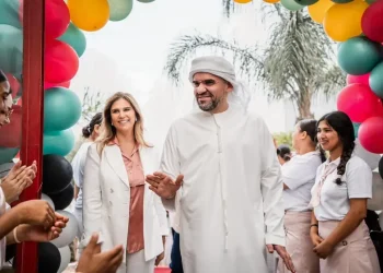 حسين الجسمي يُدخل البهجة على قلوب أطفال أيتام بالدار البيضاء