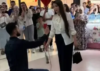 “عرض زواج” يثير الجدل في طنجة ويتبيّن أنه حملة ترويجية