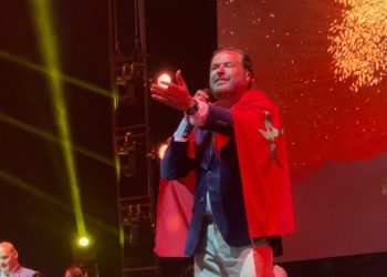 راغب علامة يُلهب جمهور منصة النهضة ويقبّل العلم المغربي في موازين