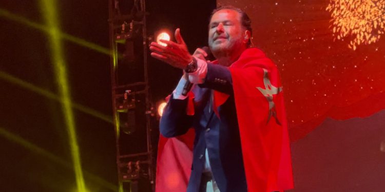 راغب علامة يُلهب جمهور منصة النهضة ويقبّل العلم المغربي في موازين