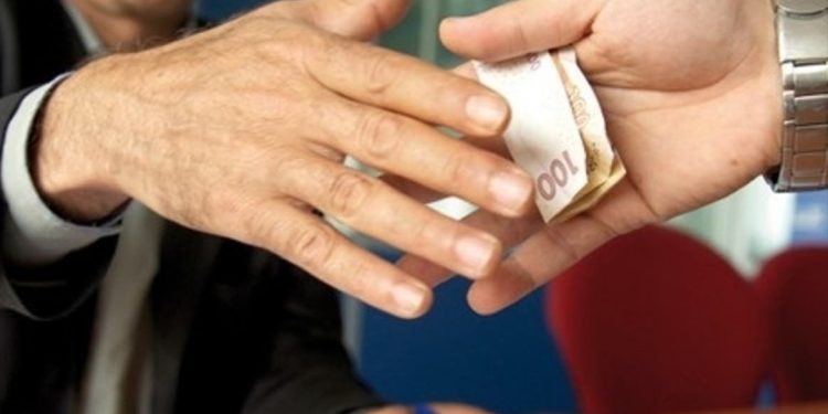 القبض على موظف يطلب رشوة في وجدة