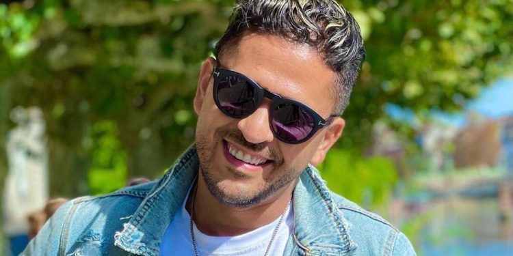 من داخل المستشفى..الشاب يونس يروج لأغنيته الجديدة