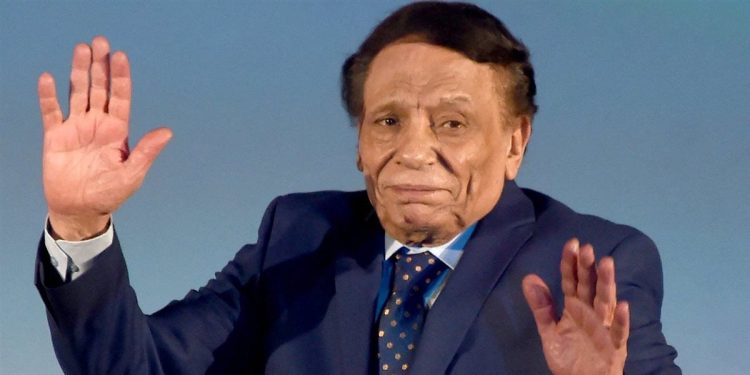 بعد غياب..عادل إمام يخطف الأنظار في زفاف حفيده