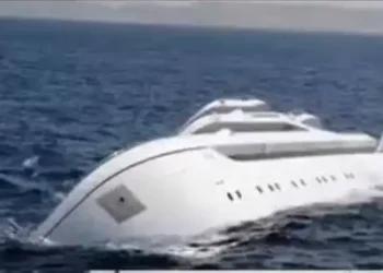 إنقاذ 9 أشخاص بعد انقلاب قارب ترفيهي بسواحل رأس الماء بالناظور
