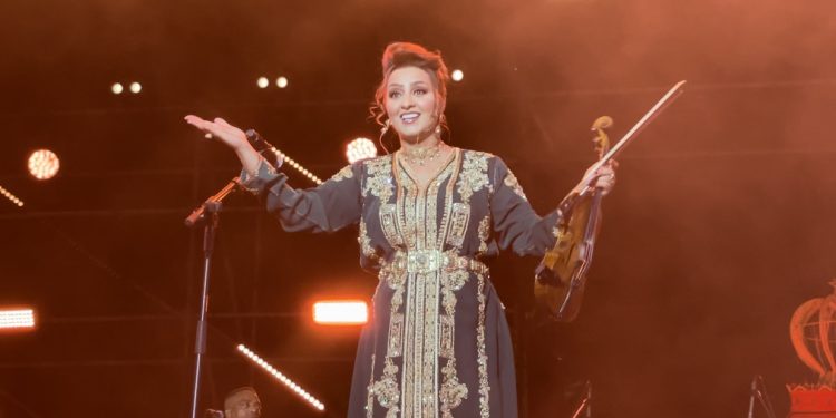 وسط حضور جماهيري غفير..”زينة الداودية” تشعل منصة مهرجان إفران