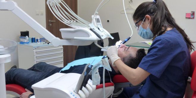 أطباء الأسنان يدعون إلى تعزيز الثقة في ممارسة مهنة الطب