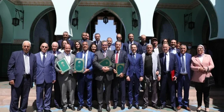 الحكومة ترفع أجور موظفي القطاع العام وتوفي بالتزامات الحوار الاجتماعي