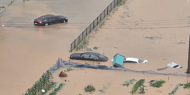 أمطار غزيرة تجبر كوريا على إجلاء أكثر من 2500 شخص