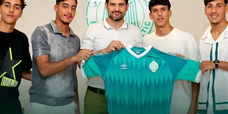 الرجاء يتعاقد مع أربعة لاعبين شباب بعقود احترافية