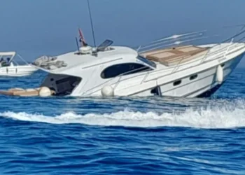 نجاة ركاب يخت فاخر بعد غرقه قبالة سواحل المضيق