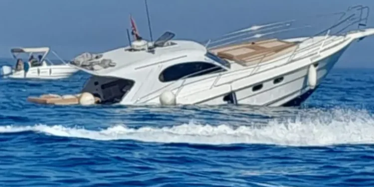 نجاة ركاب يخت فاخر بعد غرقه قبالة سواحل المضيق