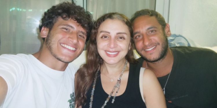أنغام تطل على جمهورها بصورة عائلية بعد تعافيها في ألمانيا