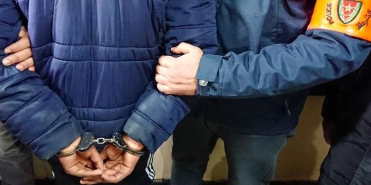 فاس..توقيف شابين متورطين في سرقة تحت الت_هديد بالس_لاح الأب_يض