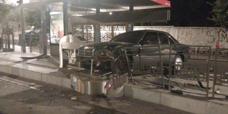 اصطدام سيارة بمحطة ترامواي بالبيضاء