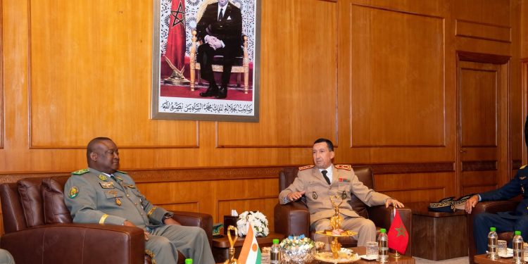 المفتش العام للقوات المسلحة الملكية يتباحث مع رئيس أركان الجيش في النيجر