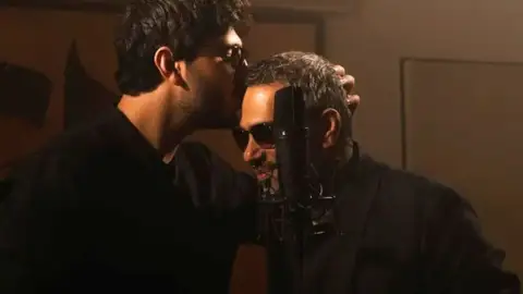 محمد شاكر يهدي والده فضل شاكر أغنية “إلى أبي”