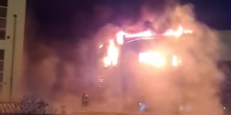اندلاع حر-يق ضخم داخل وحدة صناعية للنسيج بطنجة