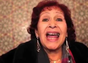 الممثلة عائشة ماه ماه تطلب تكريماً بشقة مشمسة بدل درع رمزي