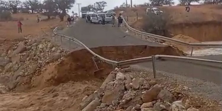 الأمطار تقطع أهم طريق بسوس..وانطلاق أشغال لإعادة فتحها