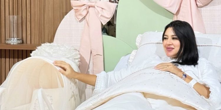 الكوميدية هناء المريني ترزق بمولودتها “نورهان”