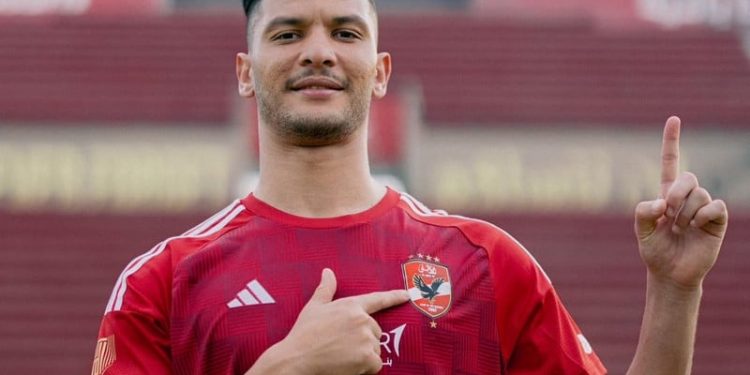 والد أشرف داري ينهي جدل رحيل إبنه عن الأهلي