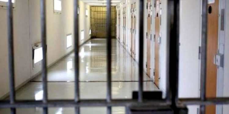 إيداع والدة “تيكتوكر” شهير السجن بأصيلة بتهم تتعلق بالا-تجار بالبشر والمحتوى الرقمي