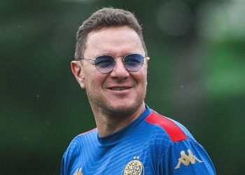 الكاف يضع بنهاشم في قائمة المدربين الأكثر تأثيراً في كأس الكونفدرالية