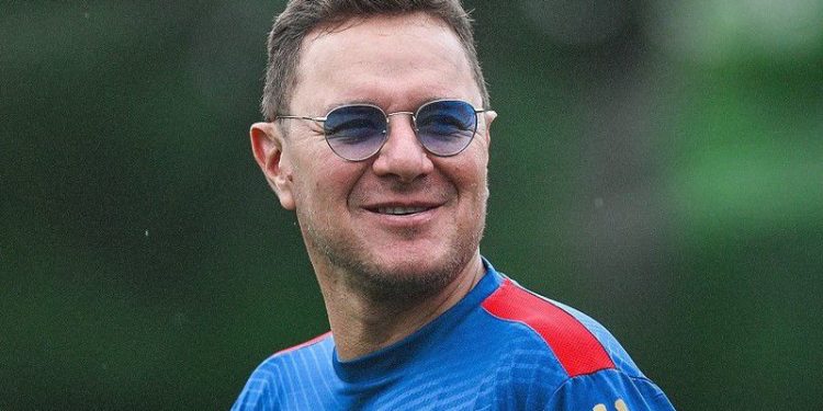 الكاف يضع بنهاشم في قائمة المدربين الأكثر تأثيراً في كأس الكونفدرالية