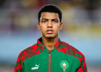 مدافع الأسود يواصل تألقه في “الليغ 1”