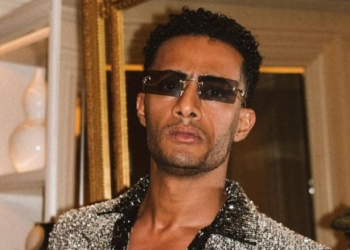 محمد رمضان يُفجع في موت والده ويعلن تفاصيل الجنازة والدفن