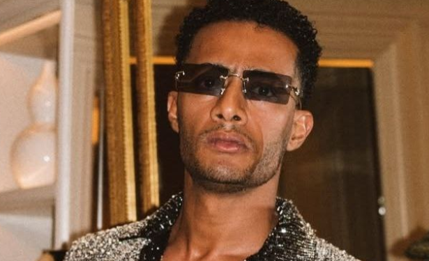 محمد رمضان يُفجع في موت والده ويعلن تفاصيل الجنازة والدفن