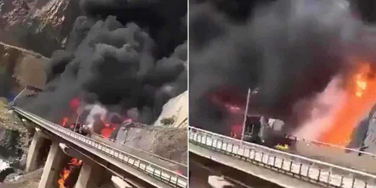 اصطدام حافلة معتمرين بصهريج نفطي يخلف عشرات الضحايا