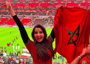 ظهور نورة فتحي لتشجيع المنتخب المغربي يشعل التكهنات حول علاقة عاطفية بلاعب مغربي