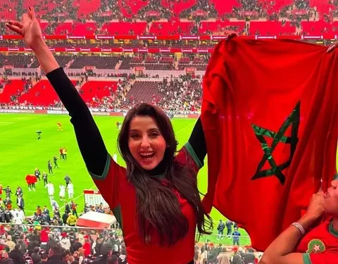 ظهور نورة فتحي لتشجيع المنتخب المغربي يشعل التكهنات حول علاقة عاطفية بلاعب مغربي