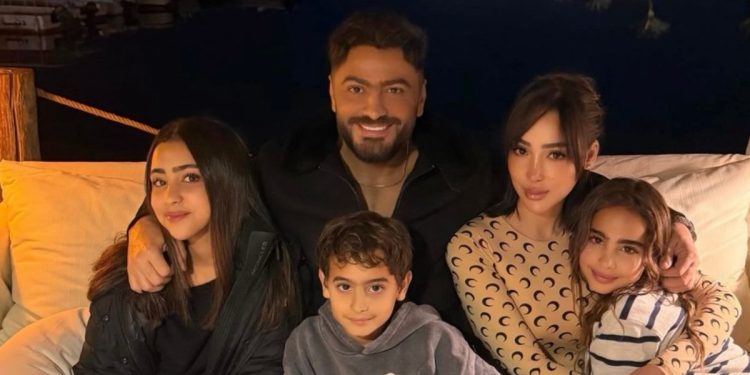 بسمة بوسيل وتامر حسني يخطفان الأنظار بصورة عائلية رغم الانفصال