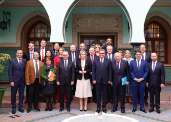 أخنوش يستقبل وفدا برلمانيا فرنسيا بقيادة رئيسة الجمعية الوطنية ورئيس مجلس الشيوخ