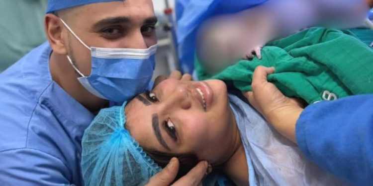 الفنانة أميمة باعزية تُرزق بمولودتها الثانية