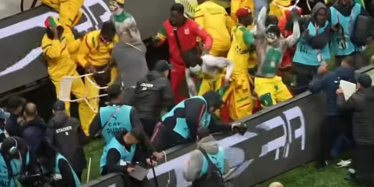 فيفا ينتقد بشدة أحداث نهائي أمم إفريقيا ويطالب بعقوبات