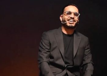 رشيد رفيق يعود إلى الدار البيضاء بعرضه الكوميدي “Mode Avionde”